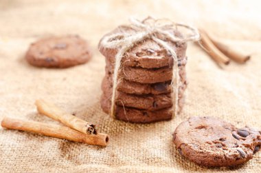 Burlap üzerinde yatan çikolata ile kahverengi kurabiye.