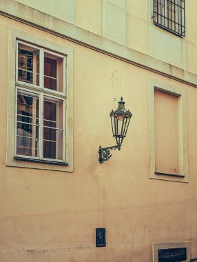 Prag 'ın tarihi mimarisinin manzarası, karakteristik kırmızı kiremitli çatıları olan antik binalardan oluşan bir panorama sergiliyor. Bu görüntü, Çek başkentinin iyi korunmuş medyası ile ünlü eşsiz cazibesini ve zamansız güzelliğini yansıtıyor.