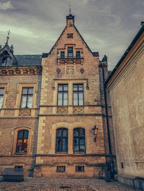 Prag 'ın tarihi mimarisinin manzarası, karakteristik kırmızı kiremitli çatıları olan antik binalardan oluşan bir panorama sergiliyor. Bu görüntü, Çek başkentinin iyi korunmuş medyası ile ünlü eşsiz cazibesini ve zamansız güzelliğini yansıtıyor.