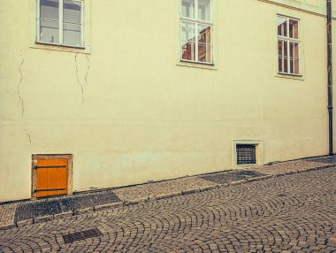 Klasik mimari detaylarla dolu taş bir portala yerleştirilmiş güzel oyulmuş ahşap bir kapının yakın çekimi..