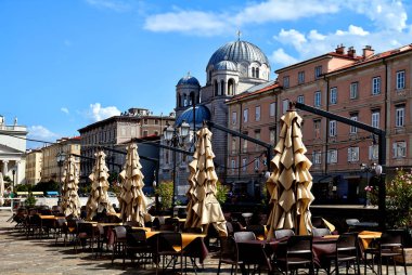 TRIESTE / ITALY - 13 AĞUSTOS: 13.08.2019 tarihinde İtalya 'nın Trieste kentinde sokak kafesi.