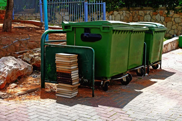 İnternetin piyasaya sürülmesiyle ihtiyacı olan adamın hayatında kitaplar azalıyor.
