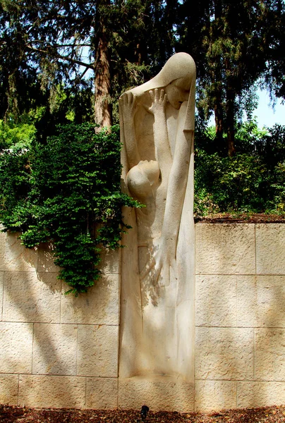 MISHMAR HAAMEK / ISRAEL - 21 NİSAN: 21.04.2017 tarihinde İsrail 'de Mishmar Haamek kibbutz' unda II. Dünya Savaşı sırasında Varşova Gettosunun kurbanları anıtı. Kibbutz sakinleri Polonyalı Yahudilerin torunlarıdır..