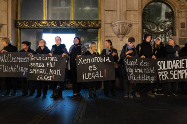 Belgrad, Sırbistan - 07 Eylül 2016: Belgrad'da bu akşam mülteci yanlısı göçün tezahürü nde duran kimliği belirsiz kadınlar.