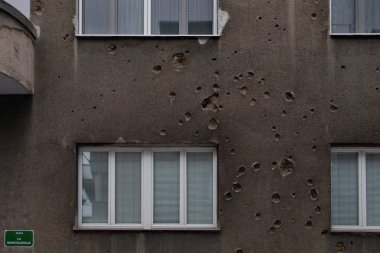 Saraybosna'daki 1992-96 savaşı sırasında kurşunlarla hasar gören bina duvarı.