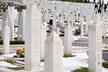 Saraybosna, Bosna-Hersek - 02 Ocak 2017: Saraybosna'daki 1992-96 savaşından kalma müslüman mezarlığı.