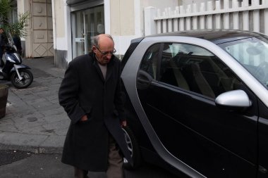 Sicilya, İtalya - 10 Ocak 2016: Catania'da sonbaharda sokakta yürüyen kimliği belirsiz yaşlı adam.