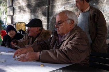 Sicilya, İtalya - 21 Ocak 2016: Catania'daki yerel parkta bu sabah kart oynayan kimliği belirsiz yaşlı adamlar.