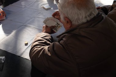 Sicilya, İtalya - 21 Ocak 2016: Catania'daki yerel parkta bu sabah kart oynayan kimliği belirsiz yaşlı adamlar.