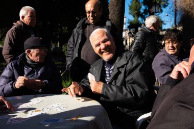 Sicilya, İtalya - 21 Ocak 2016: Catania'daki yerel parkta bu sabah kart oynayan kimliği belirsiz yaşlı adamlar.