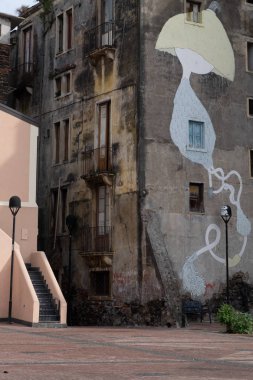 Sicilya, İtalya - 04 Şubat 2016: Catania'da bir binanın duvarında bilinmeyen bir sanatçının grafitisi.