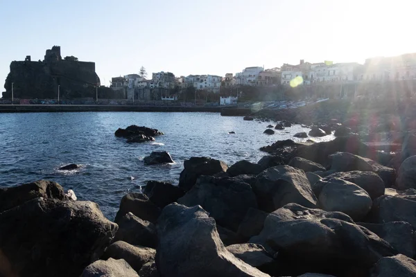Sicilya, İtalya - 19 Ocak 2016: Aci Castello körfezinden güzel bir manzara.