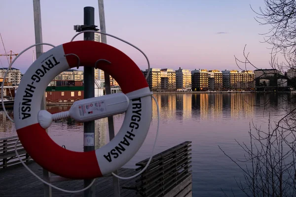 Stockholm, İsveç - 09 Mart 2016: Stockholm'de akşam güvenlik aracı ve güzel göl manzarası.
