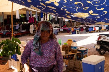 Kaş, Türkiye - 17 Mayıs 2016: Kaş açık pazarda eski kadın satıcı.