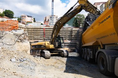 İstanbul, Türkiye - 08 Haziran 2016: İstanbul'da inşaat alanında faaliyet gösteren vinç.