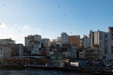İstanbul, Türkiye - 11 Haziran 2016: İstanbul Boğazı'ndaki köprüden konutların görünümü.