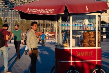 İstanbul, Türkiye - 10 Haziran 2016: Simitçi, İstanbul Taksim meydanında.