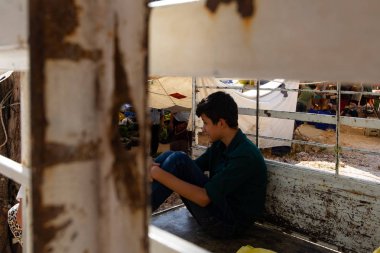 Kaş, Türkiye - 17 Mayıs 2016: Bilinmeyen çocuk, Kaş çarşısı'nda yerel bir kamyonun üzerinde oturduğunu gösterdi.