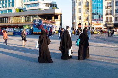 İstanbul, Türkiye - 10 Haziran 2016: Müslüman kadınlar İstanbul şehir merkezinde alışveriş poşetleriyle birlikte yürüyor.