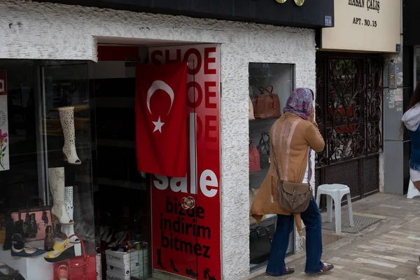 Kaş, Türkiye - 26 Mart 2016: Anadolu'da sokağın kenarından geçen müslüman kadın.