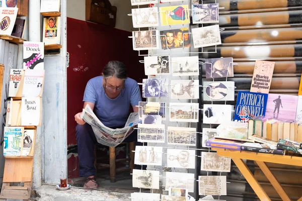 Stanbul Türkiye Haziran 2016 Kitapçı Kitapçıda Oturan Gazete Okuyor — Stok fotoğraf