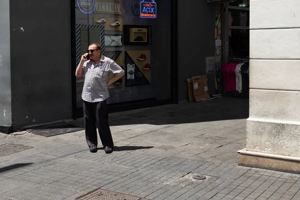 Istambul Turquia Junho 2016 Homem Desconhecido Conversando Celular Parado Canto — Fotografia de Stock