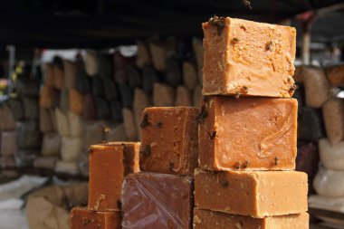 Şeker kamışı suyu kullanılarak hazırlanan jaggery makro görüntü.