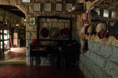 Merida, Venezuela - 6 Nisan 2017: Merida'daki eski müzede antika objeler ve resimler.