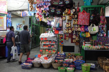 Merida, Venezuela - 3 Mayıs 2017: Merida pazarındayerel mağazalar.