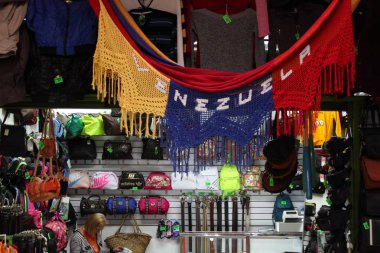 Merida, Venezuela - 3 Mayıs 2017: Yerel pazarda giyim ve aksesuar mağazası.