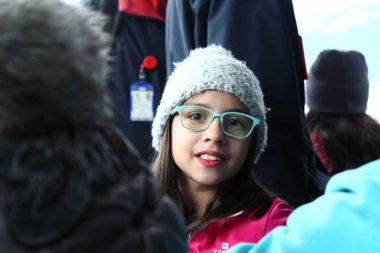 Merida, Venezuela - 11 Mayıs 2017: Teleferico istasyonunda gösteri giyen genç kız.