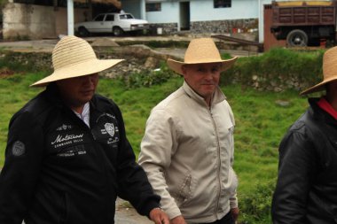 Merida, Venezuela - 15 Mayıs 2017: Venezuelalı erkekler rahat kıyafetler giyiyor ve avuç içi şapkagiyiyor lar birlikte yürüyorlar.