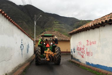 Merida, Venezuela - 15 Mayıs 2017: Mucuchies köyünde diğer iki adamla traktör kullanan adam.