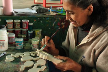 Merida, Venezuela - 16 Mayıs 2017: Oyuncak fabrikasında oyun objelerini boyayen kadın zanaatkar.
