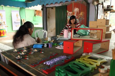 Merida, Venezuela - 16 Mayıs 2017: Oyuncak fabrikasında çalışan kadın zanaatkarlar.
