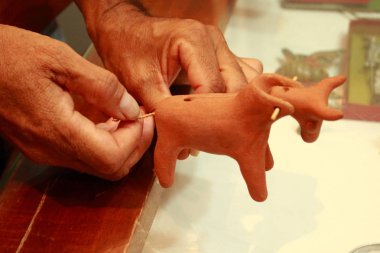 Merida, Venezuela - 16 Mayıs 2017: Oyuncak fabrikasında kil oyuncak yapmakla meşgul esnaf.