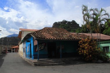 Gonzalez, Venezuela - 6 Haziran 2017: Gonzalez köyünde kiremitli çatı evleri ve sokak.