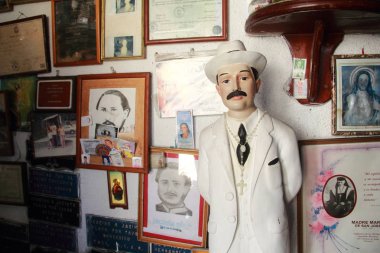 Merida, Venezuela - 11 Haziran 2017: Jacinto Plaza'da mahzenlerle dolu duvar.