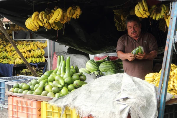Merida, Venezuela - 4 Nisan 2017: Soto Rosa pazarında meyve satan bilinmeyen adam.