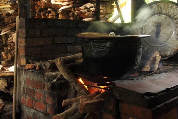 Caldero Viejo Con Chimenea Calefacción Leña — Foto de Stock