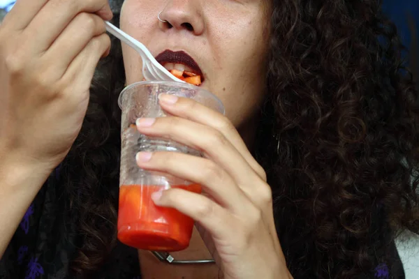 Merida Venezuela May 2017 Close Young Woman Having Fruit Beverage — Stock Photo, Image