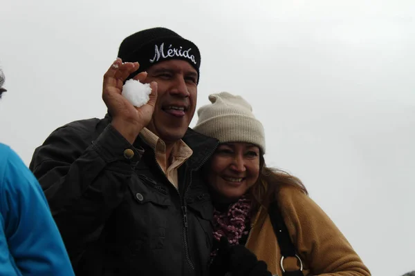 Mérida Venezuela Mayo 2017 Pareja Madura Posando Ante Cámara Sosteniendo — Foto de Stock