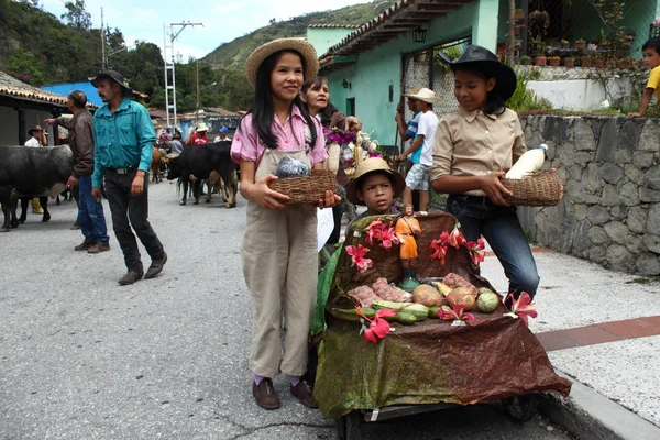Cacute, Venezuela - 28 Mayıs 2017: Cacute köyünde festivali kutlayan neşeli çocuklar.