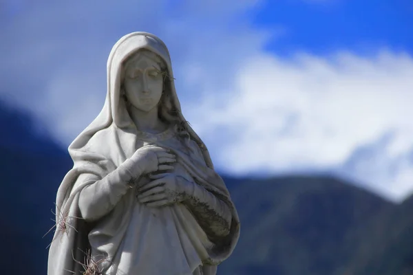 Merida, Venezuela'daki eski bir mezarlıkta oyulmuş mermer bir kadın heykeli.
