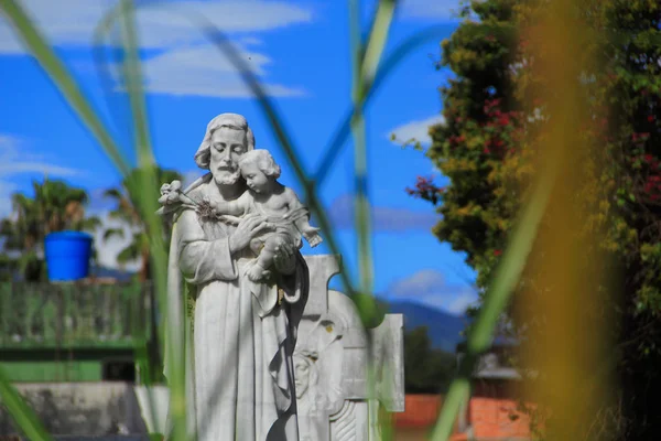 Carved Marble Statue Father Child Old Cemetery Merida Venezuela — Stock Photo, Image