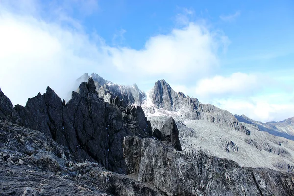 Pico Bolvar, 4.978 metre ile Venezuela'nın en yüksek dağıdır. Bu Mrida bulunan ve kalıcı nv kar ile kaplıdır.