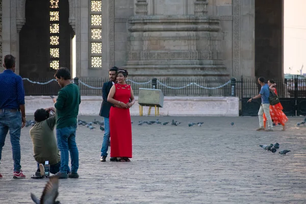 Mumbai, Hindistan - 15 Şubat 2019: Hintli çiftler bu sabah Hindistan Kapısı 'nda fotoğraf çekimi için poz verdiler. 