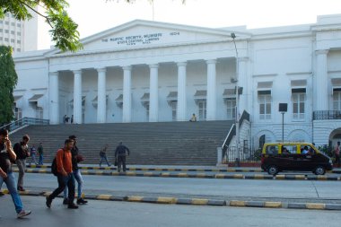 Mumbai, Hindistan - 15 Şubat 2019: 1804 'te Britanya sömürge döneminde inşa edilen Mumbai şehir merkezi kütüphanesinin sabah manzarası.