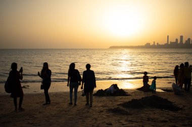 Mumbai, Hindistan - 09 Mart 2019 Deniz Yolu 'nda gün batımı.