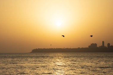 Mumbai, Hindistan 'daki Marine Drive' ın günbatımı manzarası..